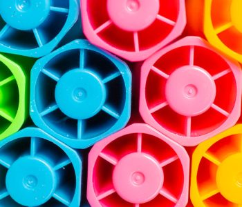 La sostenibilità nell'industria della plastica: Approcci e soluzioni per un futuro più verde
